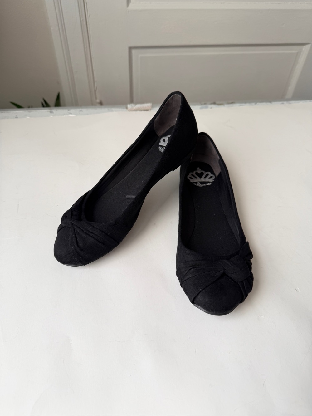 Fergalicious by Fergie Black Suede Slip On Flats Shoes Bow Detail Minimalist 7.5